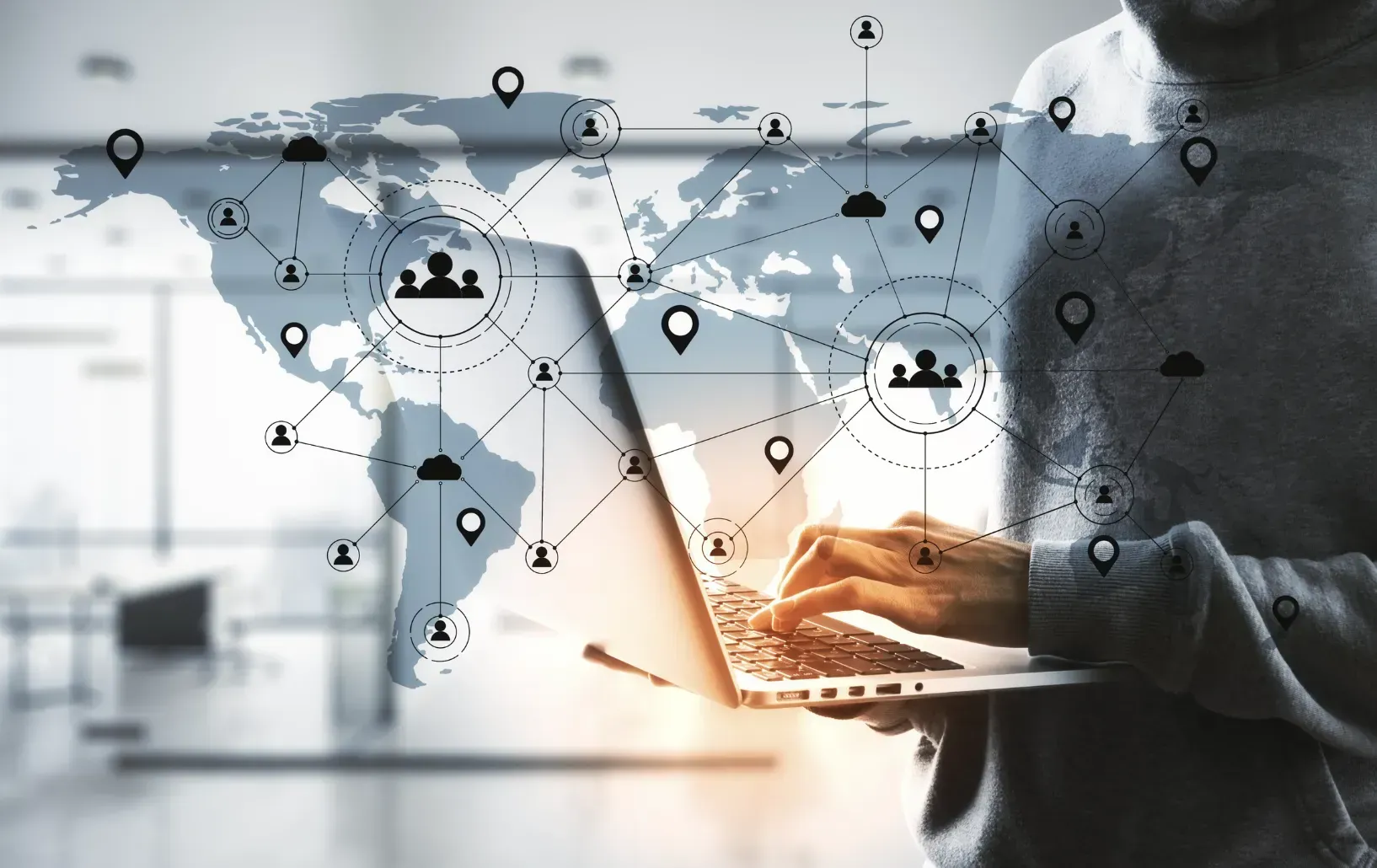 屋内, テーブル, 写真, 男 が含まれている画像自動的に生成された説明