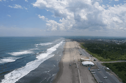 高速道路を走る車中程度の精度で自動的に生成された説明