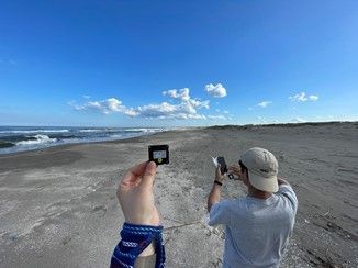 砂浜に立っている男性自動的に生成された説明